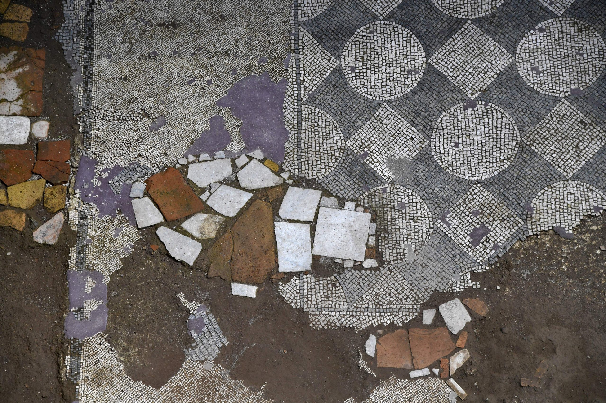Se descubrieron mosaicos antiguos durante la excavación de un sitio de estación de metro