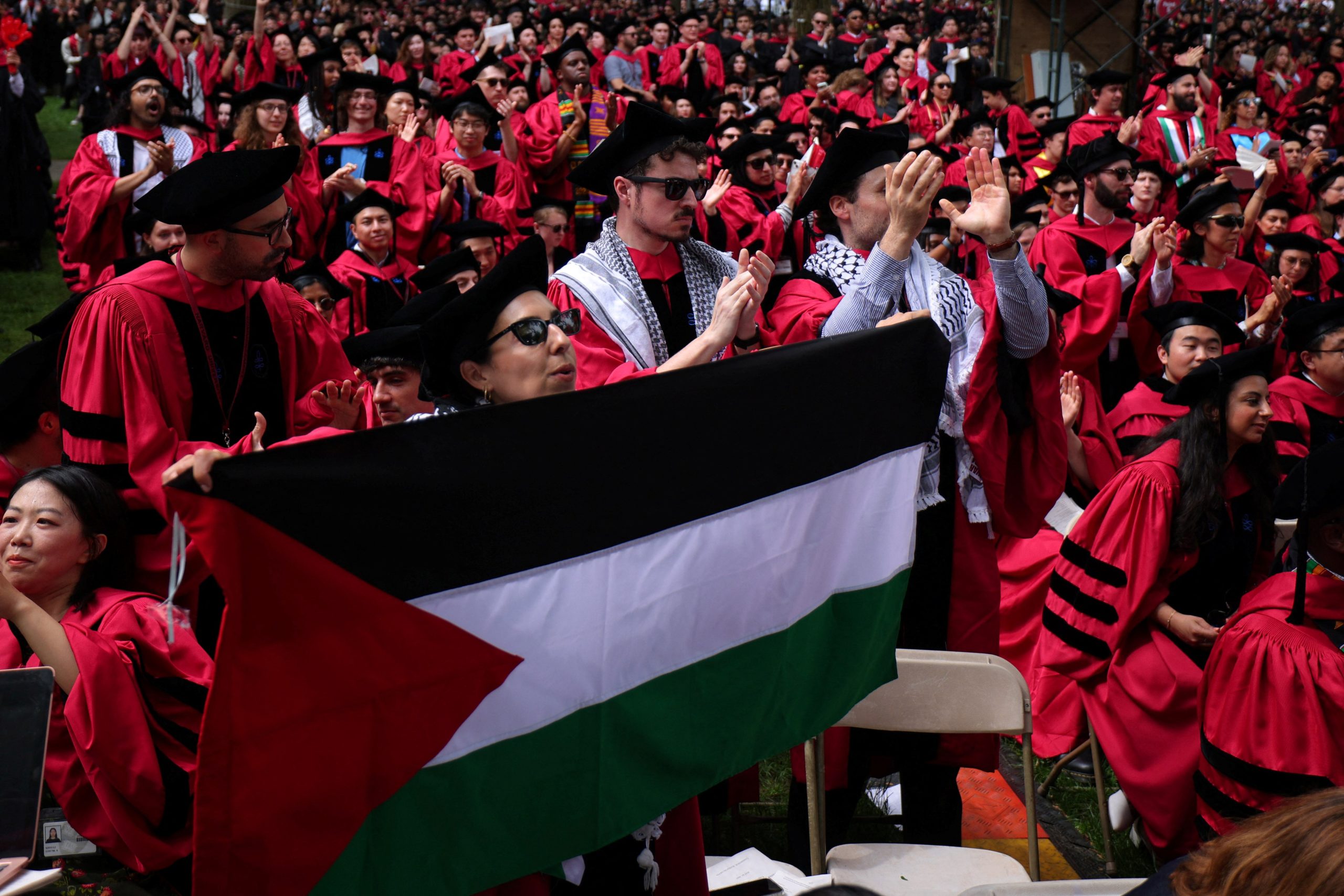 Cientos de estudiantes se levantaron en protesta durante el discurso de graduación