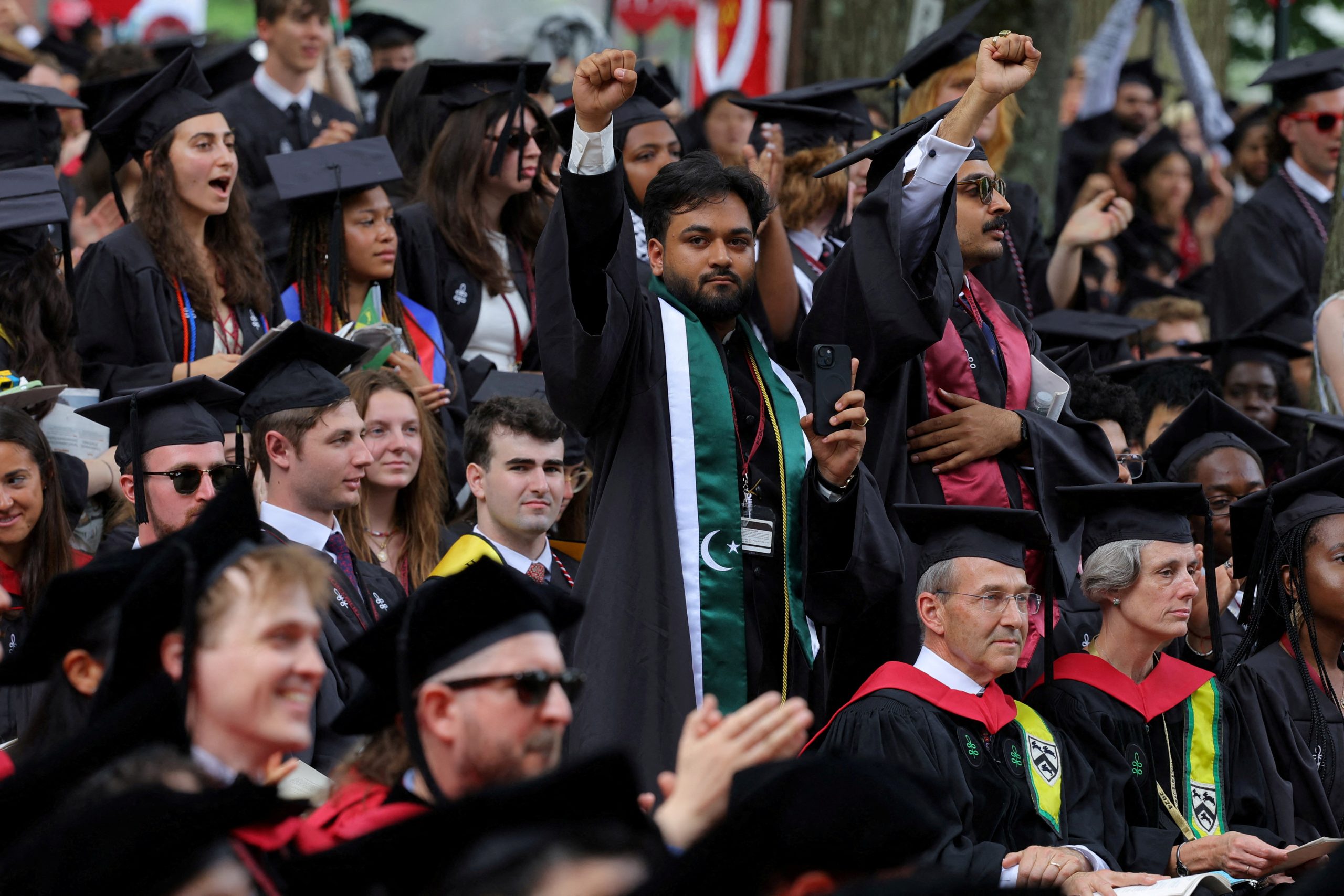 Uno de los 13 estudiantes que no pudo graduarse levantó el puño durante la ceremonia