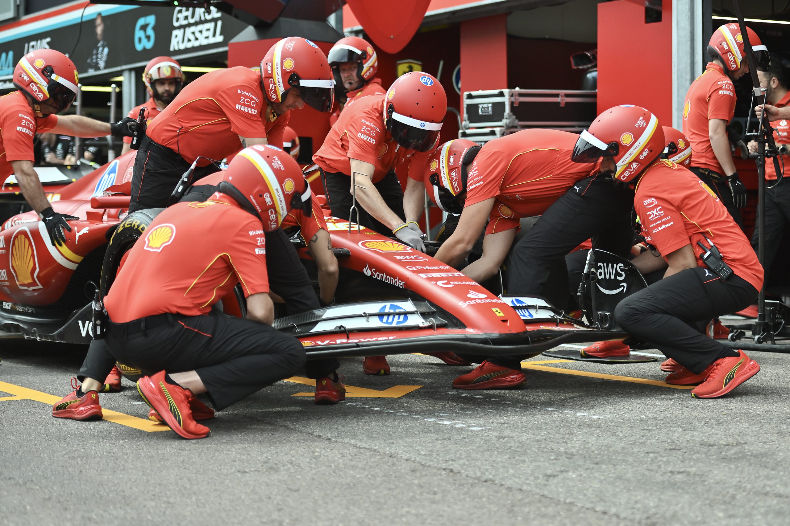 El equipo de boxes de Ferrari practica sus tareas antes de una carrera donde las paradas en boxes rápidas son aún más vitales debido a la dificultad de adelantar en la pista