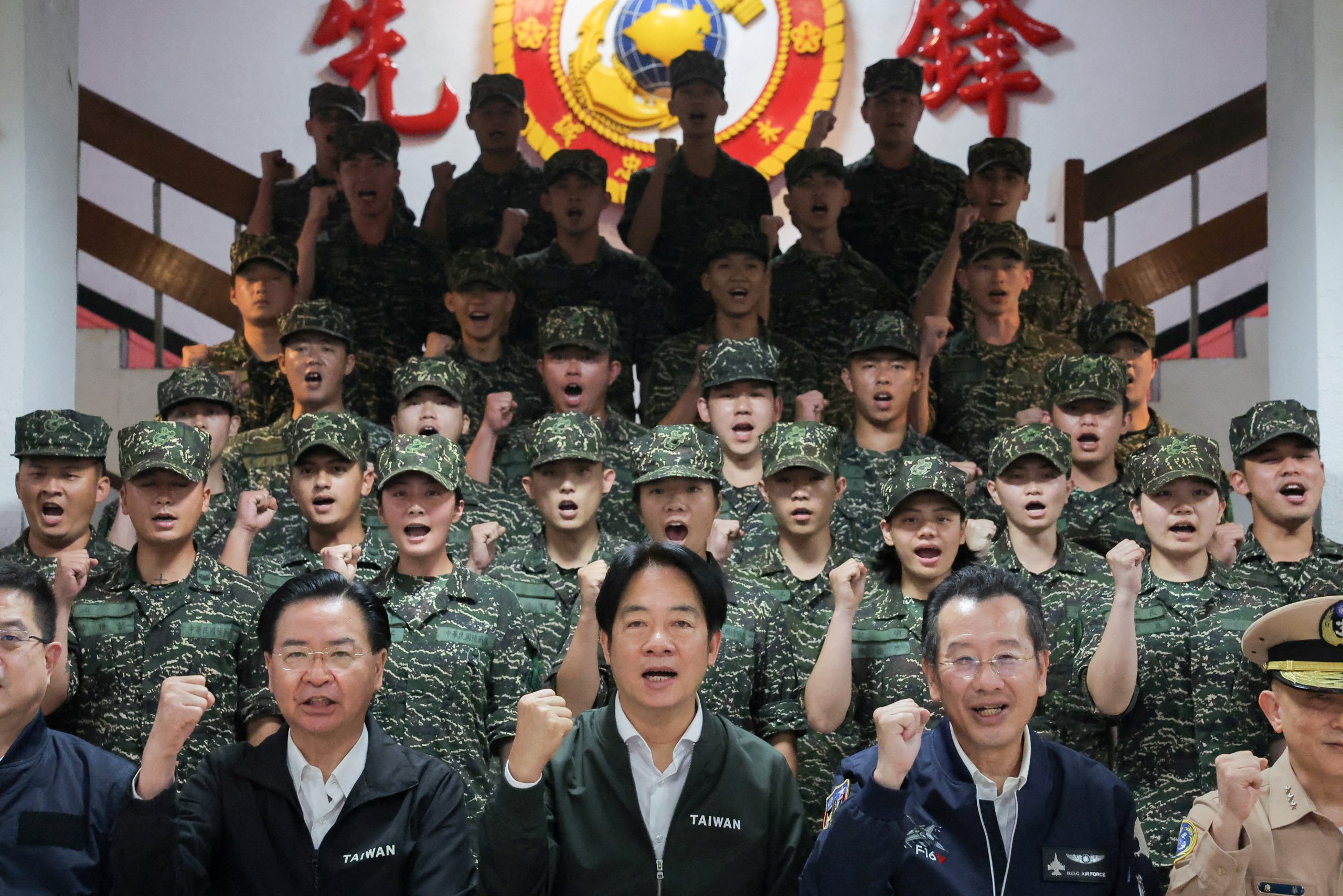 William Lai, el presidente de Taiwán, visitando un campamento militar mientras China realiza ejercicios