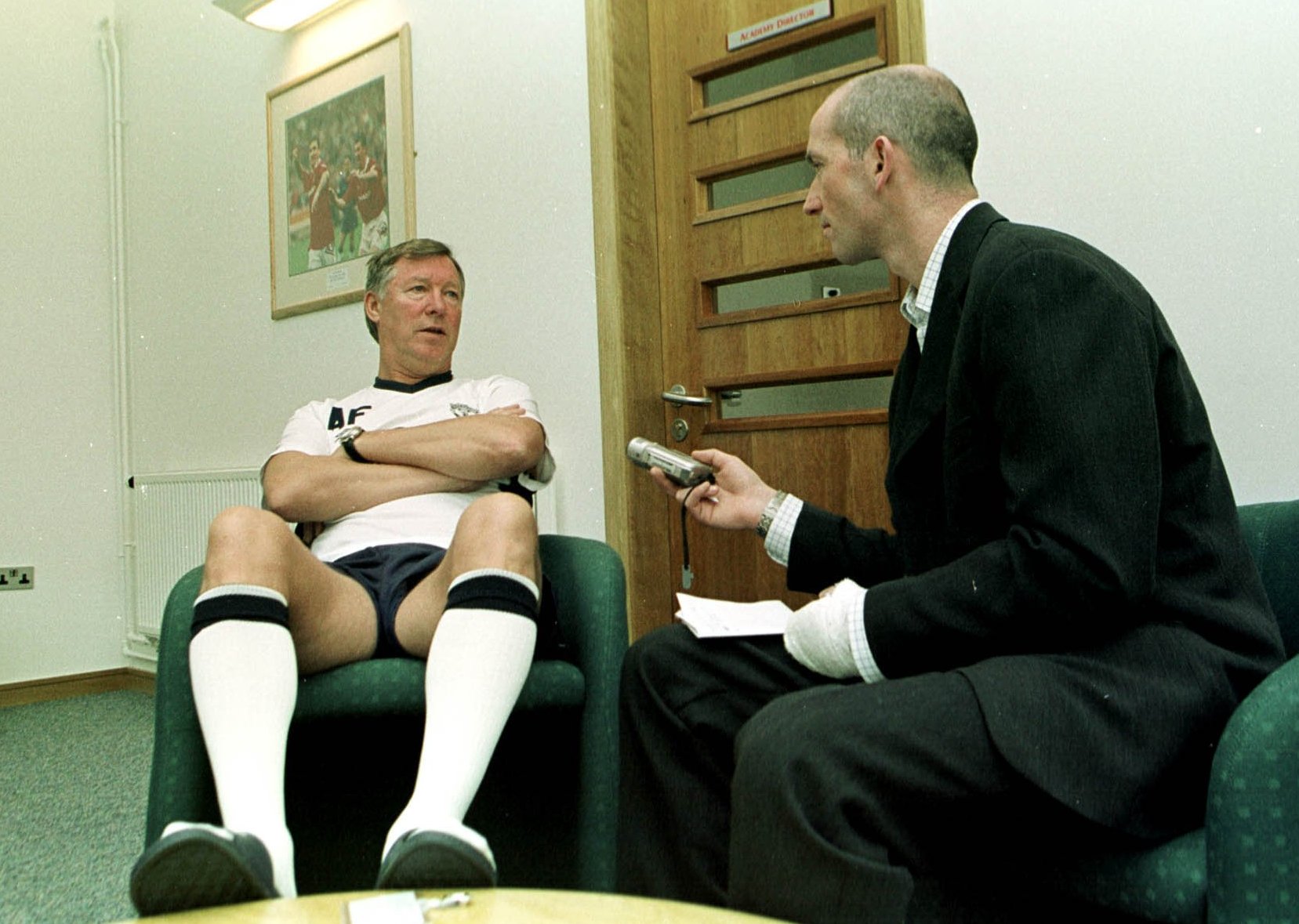 Un joven Dickinson entrevista a Ferguson en el campo de entrenamiento del Manchester United